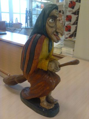 Ludowe figurki czarownic ze zbiorów Muzeum Zabawek i Zabawy w Kielcach